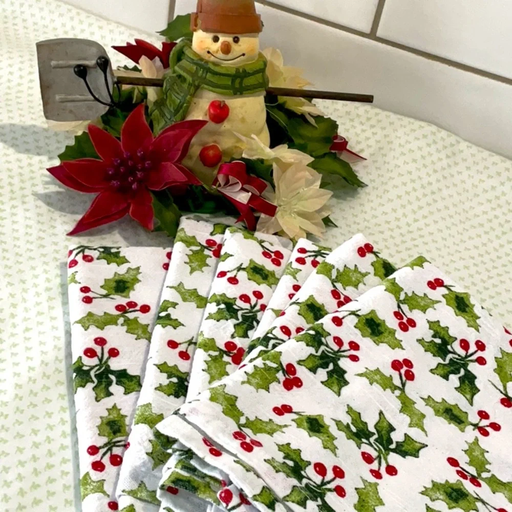 🎄 Cupcakes and Cashmere 6 napkins. Christmas Holly.